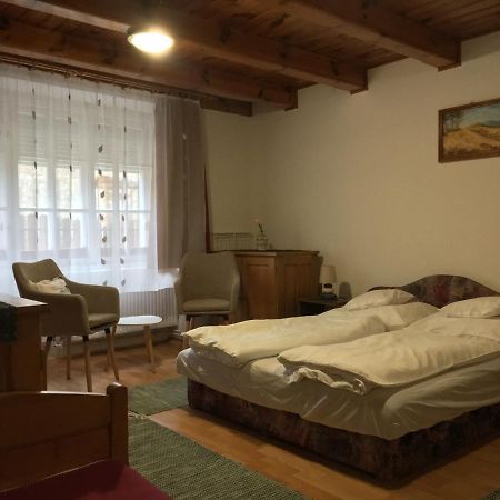 Апартаменты Devenyi Vendeghaz Csesznek Экстерьер фото