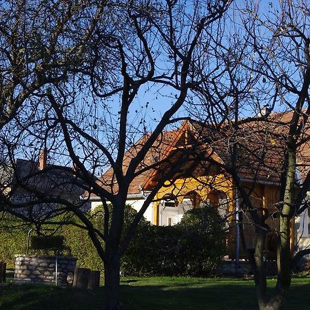 Апартаменты Devenyi Vendeghaz Csesznek Экстерьер фото